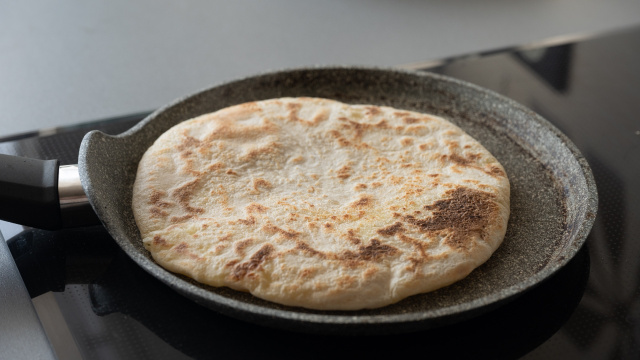 Pão low carb de frigideira fácil para o café da manhã: combina com tudo e fica pronto em minutos