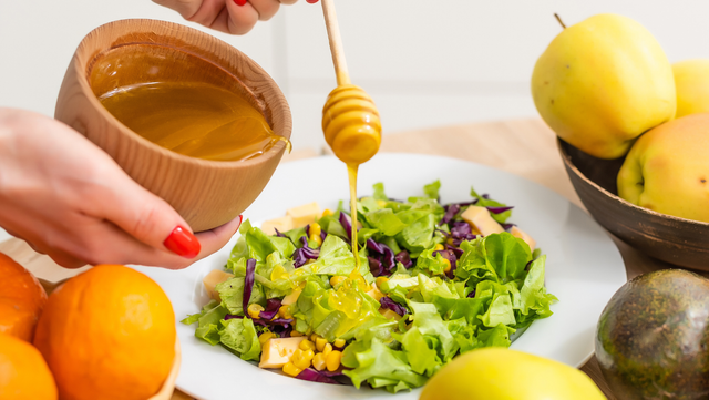 Como fazer molho de mel para salada do jeito certo: esse detalhe no modo de preparo é o pulo do gato