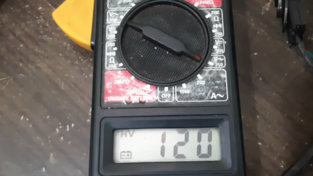 O multímetro em 120 volts. (Créditos: Canal do Geiferson Tutoriais/ reprodução YouTube)