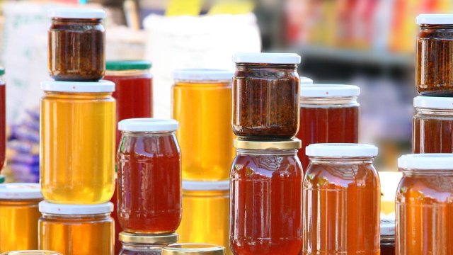 Poucos sabem qual é a diferença entre mel claro e escuro, mas elas podem mudar a receita completamente