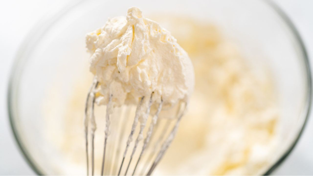Como fazer chantilly com creme de leite sem errar: versão caseira é perfeita para o preparo das suas sobremesas