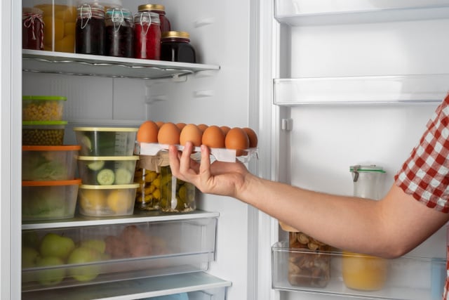 Marcia Marostica, nutricionista de 55 anos: "Essa embalagem aqui não circula em cozinha de nutri. Quando os ovos chegam em casa, a gente troca a embalagem porque isso aqui passou pela granja, pelo transporte, pelo mercado..."