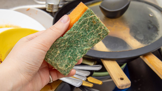 Descobri isso hoje! As esponjas verdes e amarelas não são adequadas para lavar louça. Aqui está a explicação de qual cor serve para cada coisa!