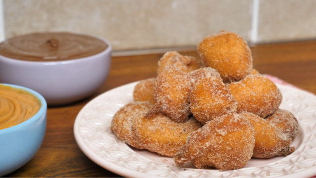 Quando a chuva começa a cair, já sei: é hora de correr para a cozinha e preparar o bolinho de chuva do TudoGostoso