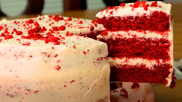 Aprendi a fazer um bolo red velvet perfeito com o vídeo que minha vizinha confeiteira me mostrou: fiquei apaixonada pela massa fofinha