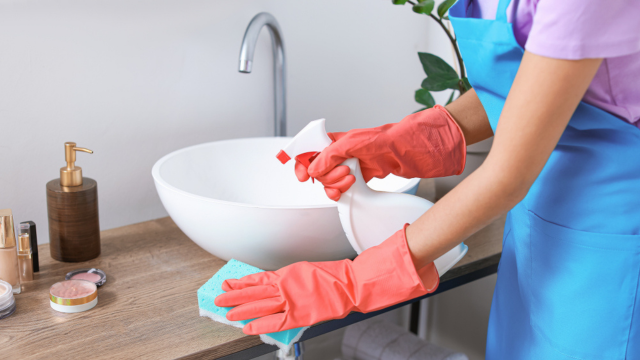 Nem água sanitária, nem sabão, nem desinfetante: deixe o banheiro brilhando com essa mistura de ingredientes simples