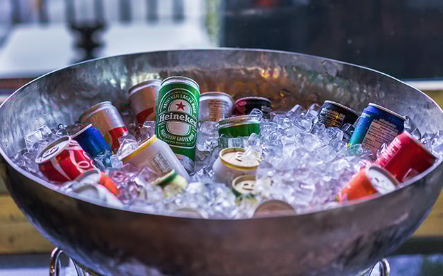 O truque de mestre para gelar a cerveja e o espumante em apenas 15 minutos