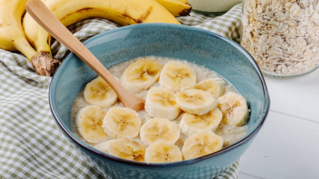 Para deixar esse mingau mais gostoso você pode complementar com frutas frescas (Créditos: Freepik)