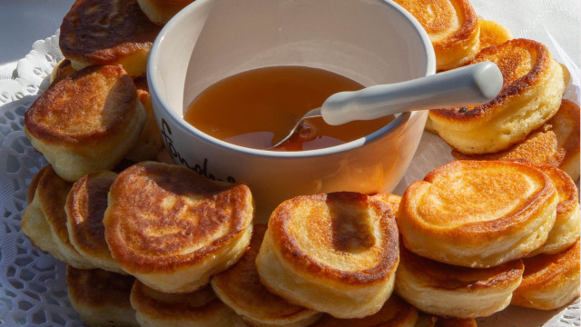 A receita mais simples de panquecas com mel: quentinhas e deliciosas, como as que comíamos quando crianças