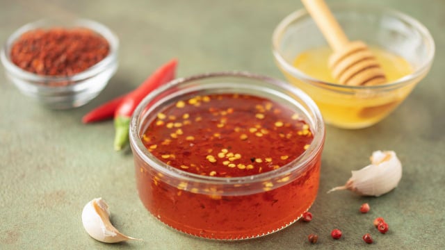 É possível usar todo tipo de pimenta e temperos ao fazer o mel apimentado em casa (Créditos: Shutterstock)