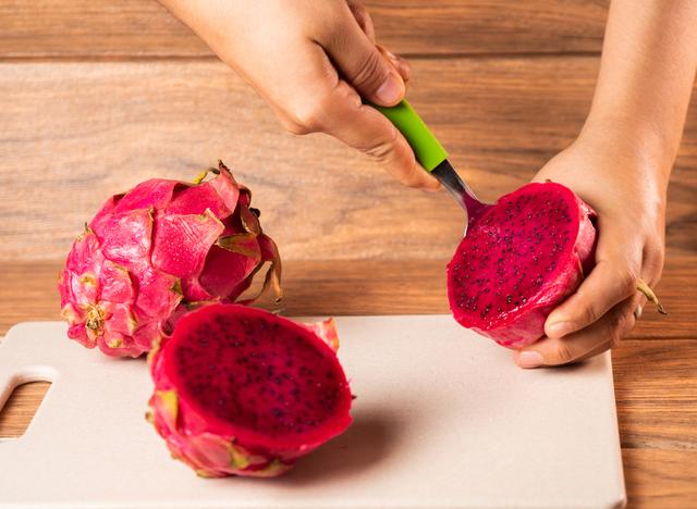 Controla a pressão e colesterol, combate a anemia e mais: aqui estão os motivos para colocar pitaya no cardápio