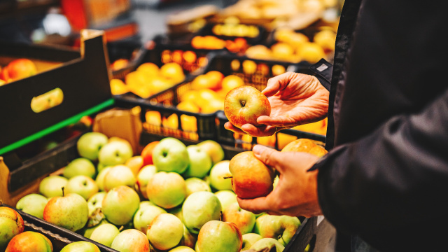 Chega de dúvidas: o passo a passo seguro para desinfetar as frutas com maior índice de agrotóxicos