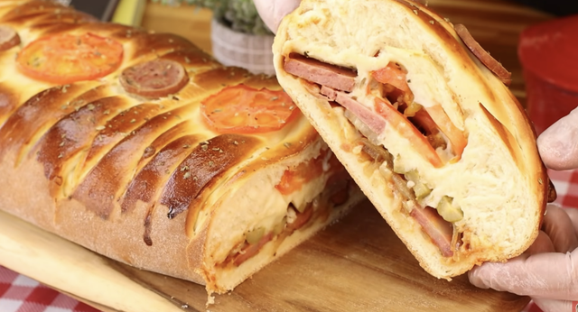 Massa fofinha e recheio generoso: aprenda a fazer esse salgado incrível que une o sabor da pizza com a leveza do pão de batata. (Foto: Receitas de Pai no Youtube)