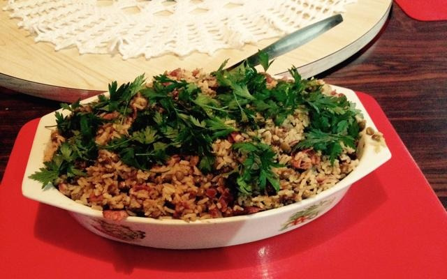 Esse arroz cheio de sabor é tão fácil de fazer quanto o simples (Créditos: TudoGostoso/Felippe Gabriel Treza)