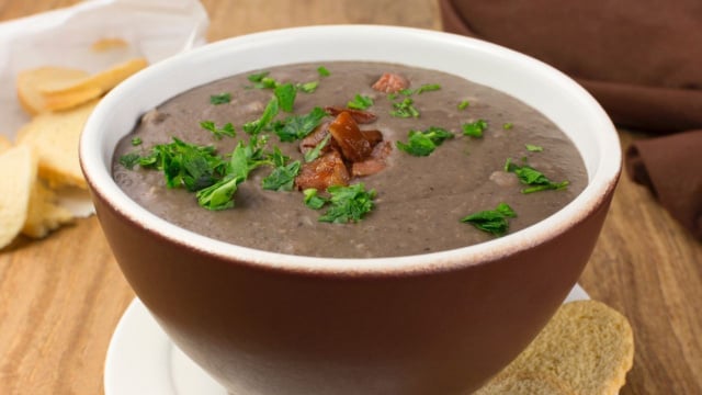Caldinho de feijão fácil em tigela com cheiro-verde e bacon (Créditos: TudoGostoso)
