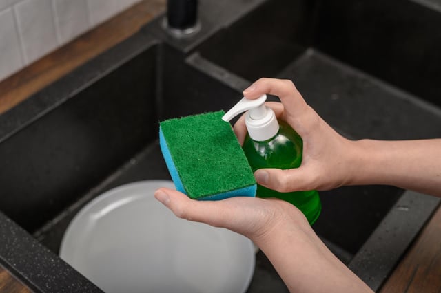 Você nunca mais vai deixar a esponja fedendo depois de aprender estes 3 truques