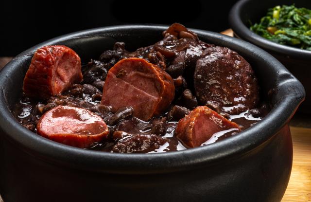 Feijoada é um dos pratos mais famosos da culinária brasileira. (créditos: Shutterstock) 