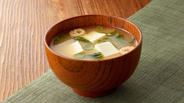 Por que tomar sopa de missô no café da manhã é uma ótima ideia
