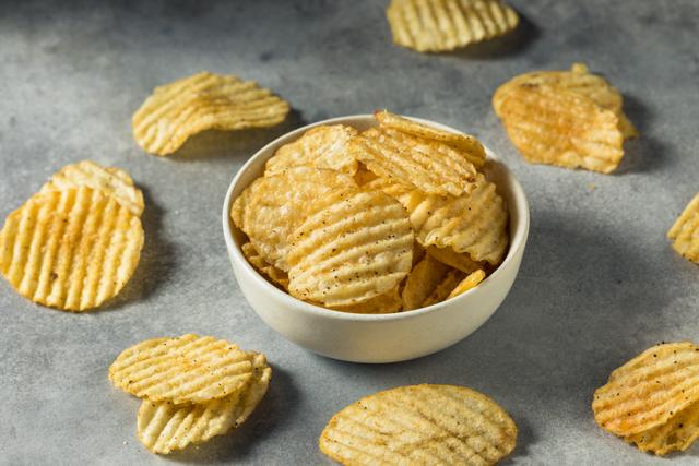 Você vai pensar 11 vezes antes de comer Ruffles de novo: veja quantas torradas você pode comer com as mesmas calorias do saco de batata