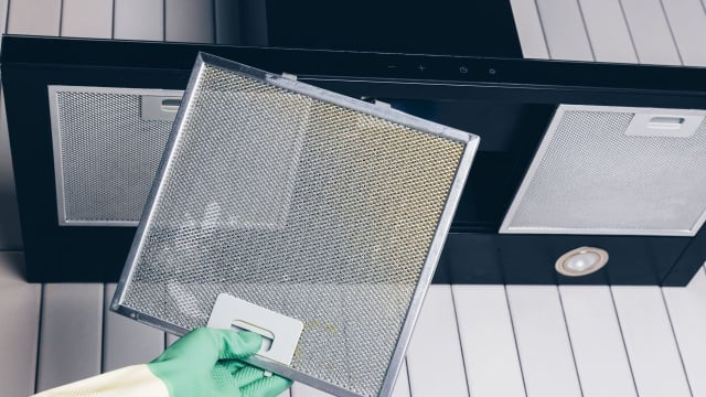 Tanto a parte externa quanto os filtros do exaustor podem ser limpos com a ajuda do vinagre branco e água morna (Créditos: Shutterstock)