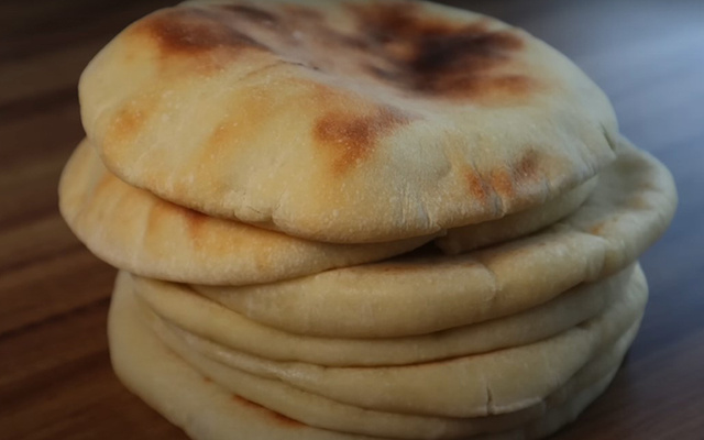 Receita fácil de pão pita (árabe) para assar no forno ou na frigideira: atenção aos truques no passo a passo