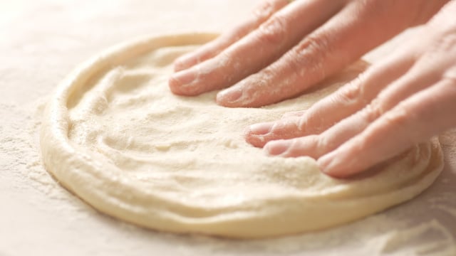O prazer de sovar e abrir a própria massa para um resultado profissional. (Foto: Shutterstock)