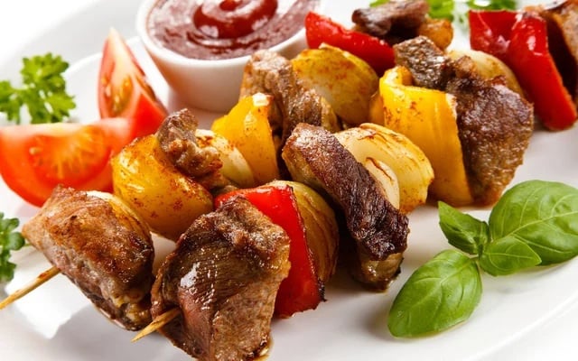 O espetinho misto é ótimo para fazer um churrasco prático no Carnaval (Créditos: TudoGostoso)