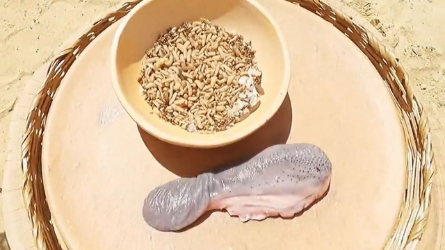 Em um dos duelos de No Limite de 2022, a degustação incluía língua de bode e larvas de laranja. (Crédito: Reprodução/ Globo)