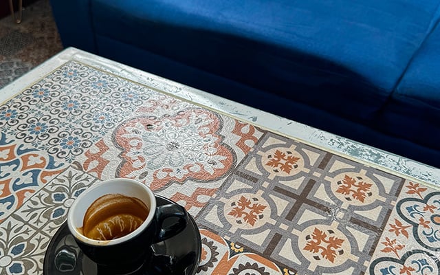 Mesa de centro de azulejos é muito fácil de fazer em casa, e o TudoGostoso te dá as dicas para facilitar ainda mais!