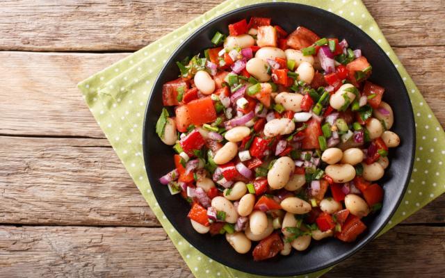 Se você quer dar um toque especial no Natal, faça essa salada de feijão branco. (Créditos: TudoGostoso)