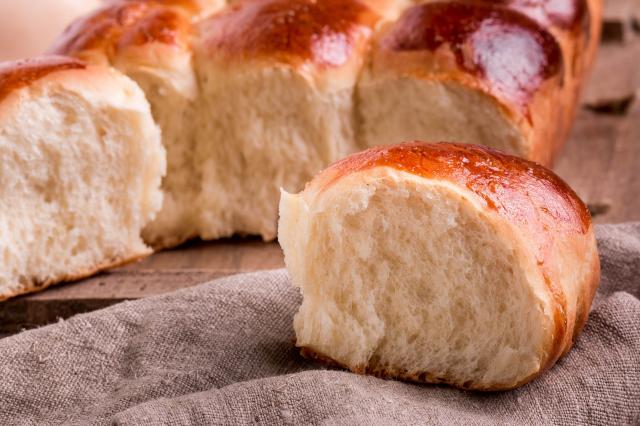 Pão de água SEM OVOS tão fácil que até os iniciantes na cozinha conseguem fazer: receita é rápida e econômica, mas siga essas dicas para ele ficar fofinho