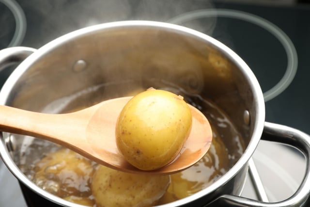 Eu despejo água fervente sobre as batatas antes de assá-las: o truque crocante que aprendi no TudoGostoso