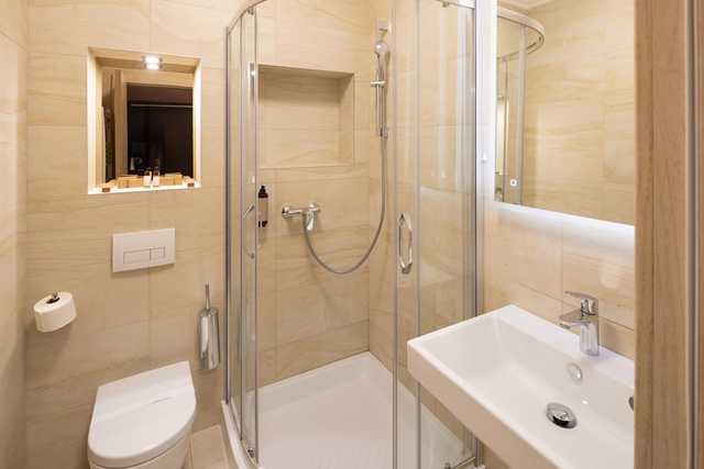 A designer de interiores Laura Martínez alerta: "Remover a banheira e instalar um chuveiro é a reforma de banheiro que causa o maior impacto"