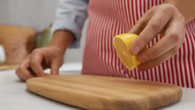 Usando a fruta dessa forma você consegue remover os resíduos da tábua e deixar um aroma agradável (Créditos: Shutterstock)