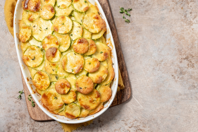 Fácil e deliciosa, essa caçarola de abobrinha e frango é a receita perfeita para fazer neste domingo para toda a família