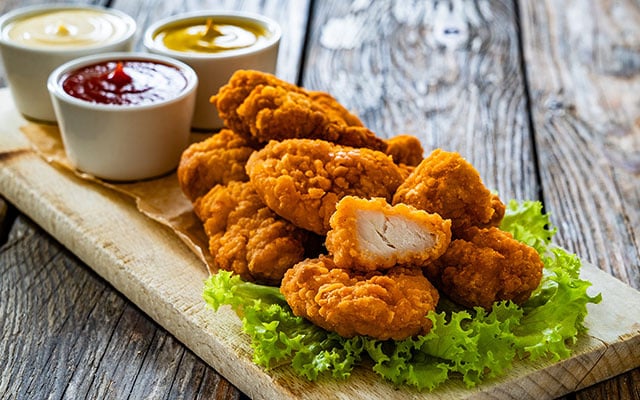 Adeus, frango frito sem graça: depois que aprendi esse método de preparo meu empanado fica crocante e muito saboroso
