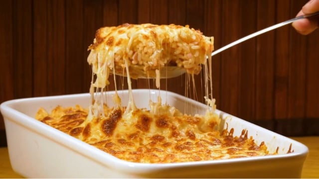 O arroz de forno à parmegiana mais fácil e saboroso do TudoGostoso para salvar qualquer almoço corrido