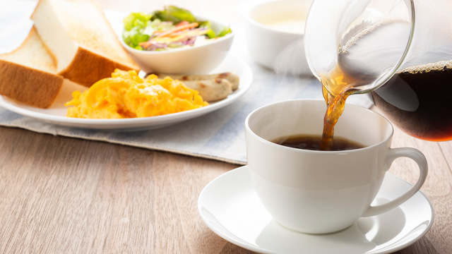 Por que tomar o café da manhã nos primeiros 90 minutos após acordar?