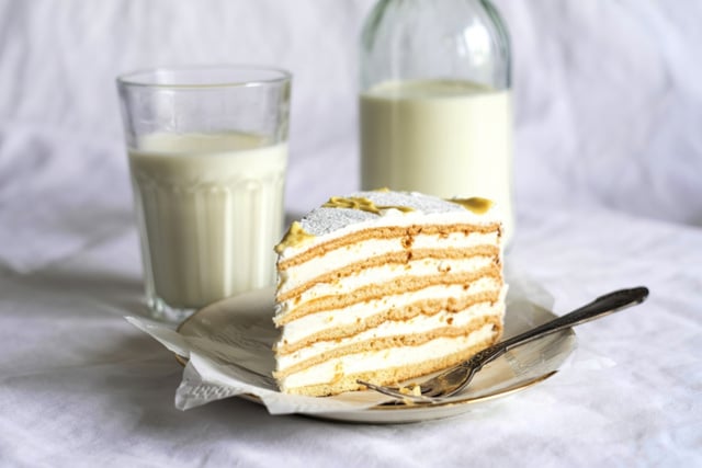 Esse bolo de leite em pó com cobertura cremosa vai te fazer voltar à infância no primeiro pedaço