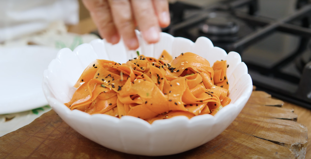 Salada de cenoura pra começar bem a semana: receita com ingredientes que dão um toque especial ao prato