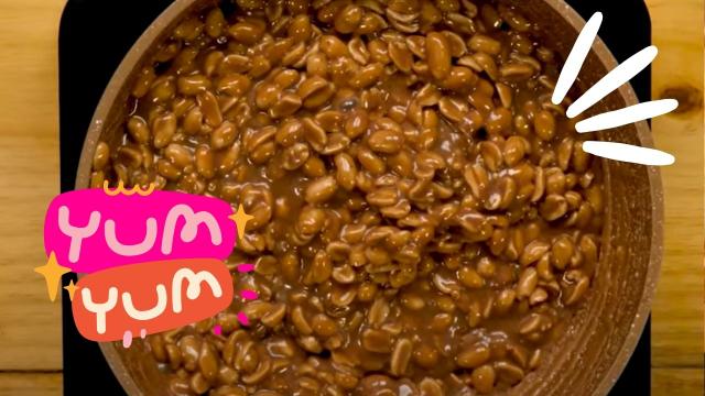 Uma Festa Junina com esse pé de moleque cremoso de 4 ingredientes eleva o evento a outro patamar