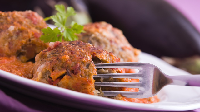 Fiz essa receita de almôndegas de berinjela à parmegiana e garanto que fica suculenta e irresistível com esse recheio derretido