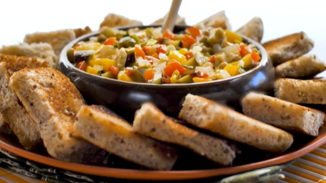 Feita com legumes frescos, essa caponata é coberta com a azeite e servida gelada (Créditos: TudoGostoso)