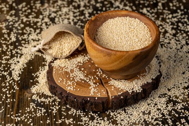 Semente amiga dos ossos: esse ingrediente tem mais cálcio do que o leite e muitos benefícios para a saúde