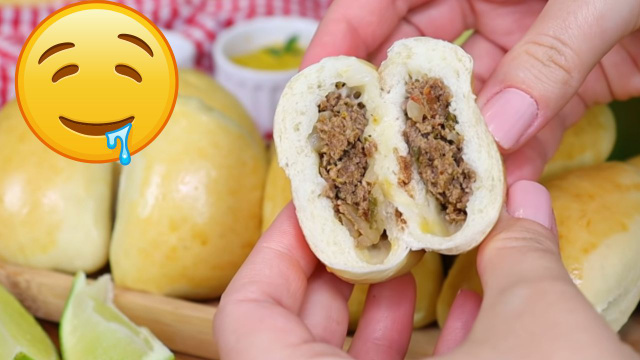 Massa fofinha, recheio úmido: essa esfiha de carne é a receita perfeita para o lanche das crianças nas férias