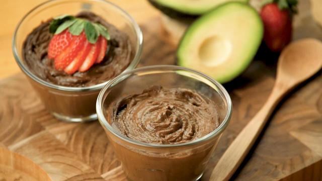 Essa mousse usa uma versão de chocolate vegano com cacau, melado e abacate (Créditos: TudoGostoso)
