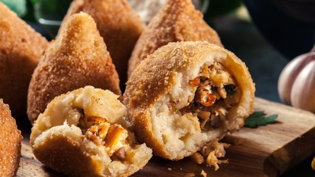 Sem farinha nem fritura: como fazer coxinha de frango caseira, crocante por fora e macia por dentro