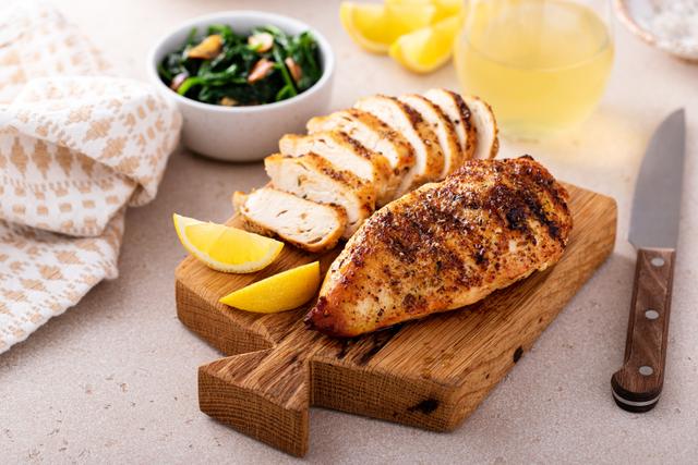 Frango grelhado é uma refeição leve e saborosa para o almoço. (créditos: Shutterstock) 