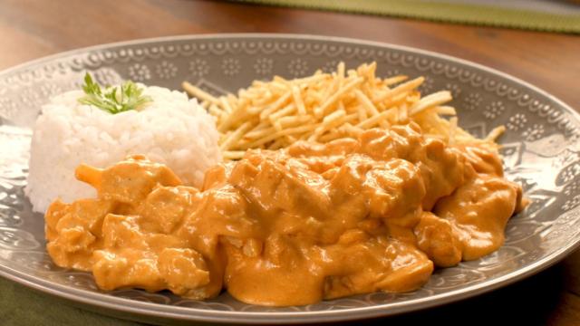 Strogonoff de frango simples e rápido com creme de leite: receita do TudoGostoso para o seu almoço de sábado em família