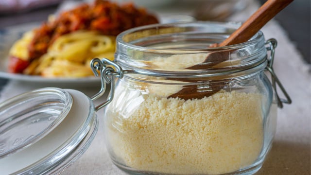 Cuidados simples na armazenagem ajudam a manter o queijo ralado soltinho por mais tempo (Créditos: Shutterstock)